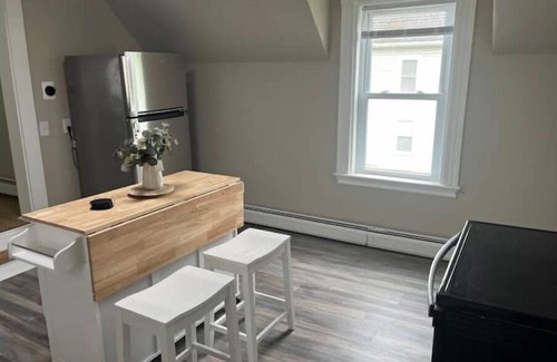 Bangor Apartamento | Nearby Cross Insurance center! Walk to Bangor Concerts!