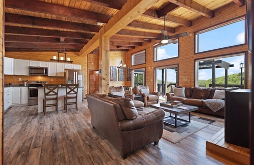 Campton Cabina | Nearly 360 degree Mountain View! Private setting, Big Hot Tub, Wi-Fi, Gas Grill