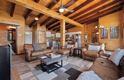 Campton Cabina | Nearly 360 degree Mountain View! Private setting, Big Hot Tub, Wi-Fi, Gas Grill
