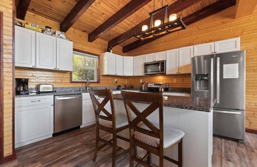 Campton Cabina | Nearly 360 degree Mountain View! Private setting, Big Hot Tub, Wi-Fi, Gas Grill