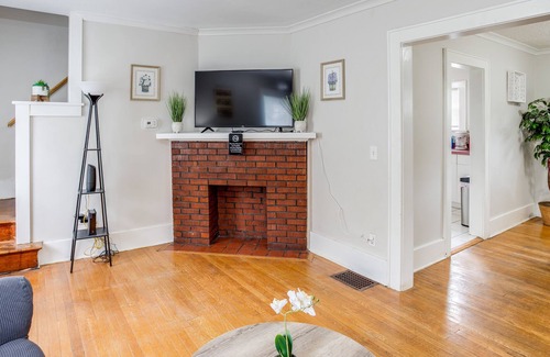 Rochester Casa | ♨️Neat Colonial home with Hot Tub minutes to UofR/Airport/Dwtn/RIT and fence yard