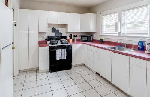 Rochester Casa | ♨️Neat Colonial home with Hot Tub minutes to UofR/Airport/Dwtn/RIT and fence yard