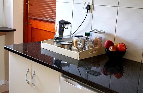 Somerset West Casa | Privado moderno soltero en un tranquilo jardín frondoso