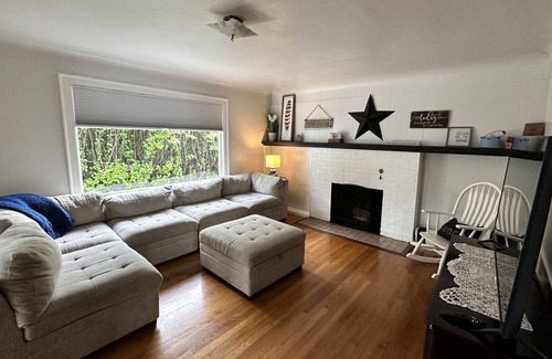 Astoria Otro | Neat Old Astoria Farmhouse with boat parking!