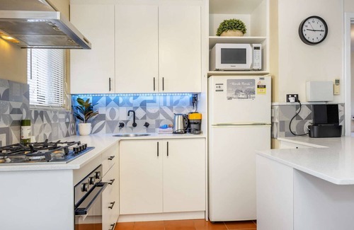 South Perth Apartamento | Neat & Tidy Renovated Apartment in Glorious South Perth Location