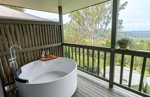 Mudgeeraba Cabaña | Nebesa Nature retreat, Lover's Cockatoo Cabin, fire pit and spa