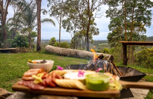Mudgeeraba Cabaña | Nebesa Nature retreat, Lover's Cockatoo Cabin, fire pit and spa