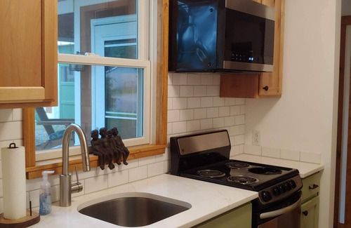 Lake Leelanau Casa | Need a getaway? Charming Lake Leelanau village cottage