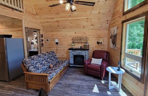 Whittier Cabina | Need a Romantic Getawy? Hot Tub DogFriendly/ Close to Hiking, tubing & Casino