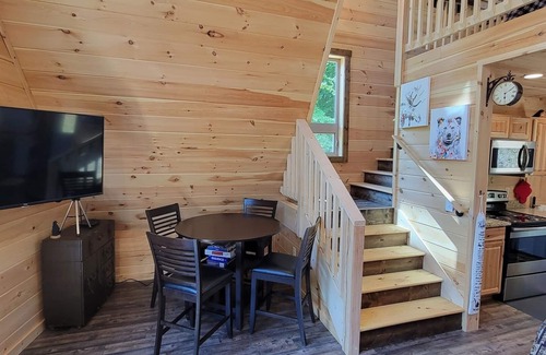 Whittier Cabina | Need a Romantic Getawy? Hot Tub DogFriendly/ Close to Hiking, tubing & Casino