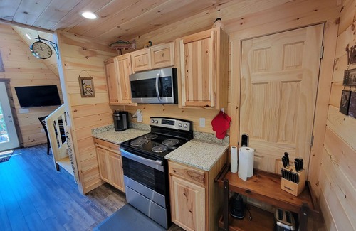 Whittier Cabina | Need a Romantic Getawy? Hot Tub DogFriendly/ Close to Hiking, tubing & Casino