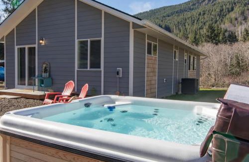 Nehalem Casa | Nehalem Coastal Oasis - Secluded Coastal Home with Hot Tub on 14 Acres