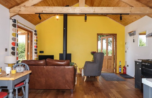 Crediton Cabaña | NELLI LODGE AT MILE END, pet friendly in Cheriton Fitzpaine