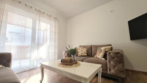 Crno Apartamento | Nellie