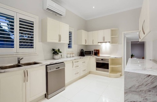 Toowoomba Casa | Nell’s Place - Stunning home, walk to CBD