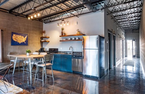 Sheridan Casa | Moderno, industrial 1050 pies cuadrados suite que duerme 6