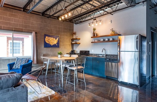 Sheridan Casa | Moderno, industrial 1050 pies cuadrados suite que duerme 6