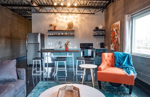 Sheridan Casa | Suite moderna e industrial de 1050 pies cuadrados con capacidad para 6
