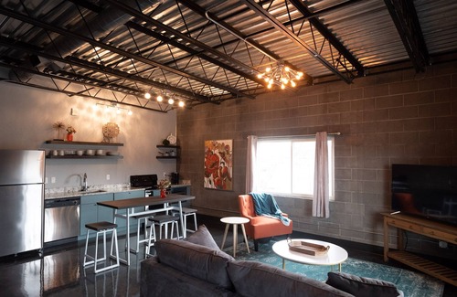 Sheridan Casa | Suite moderna e industrial de 1050 pies cuadrados con capacidad para 6