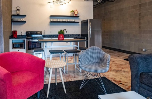 Sheridan Casa | Moderno, industrial 1050 pies cuadrados suite que duerme 6