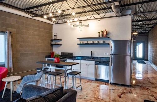 Sheridan Casa | Moderno, industrial 1050 pies cuadrados suite que duerme 6