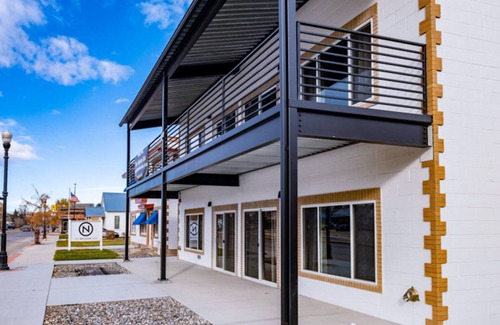 Sheridan Casa | Moderno, industrial 1050 pies cuadrados suite que duerme 6