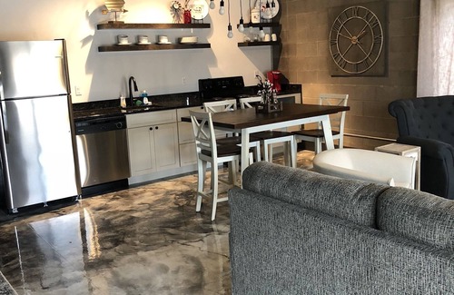Sheridan Casa | Suite moderna e industrial de 1050 pies cuadrados con capacidad para 6