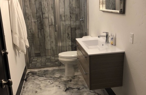 Sheridan Casa | Suite moderna e industrial de 1050 pies cuadrados con capacidad para 6