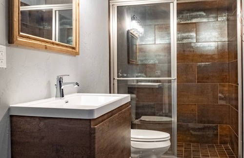 Sheridan Casa | Suite moderna e industrial de 1050 pies cuadrados con capacidad para 6