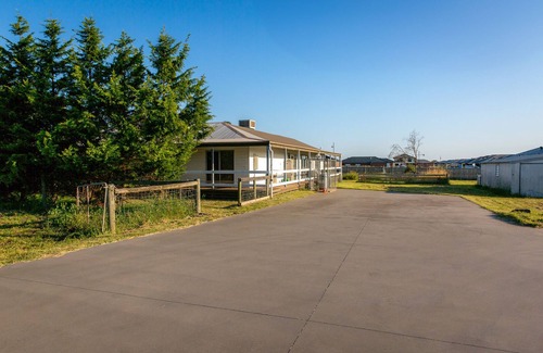 Beveridge Casa | Entire Home in Beveridge 10 guests, 4 bedrooms-7beds and 2baths