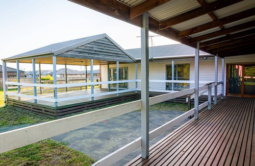 Beveridge Casa | Entire Home in Beveridge 10 guests, 4 bedrooms-7beds and 2baths