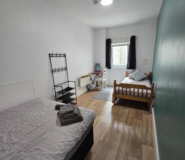 Castle Hostal | Neon 160