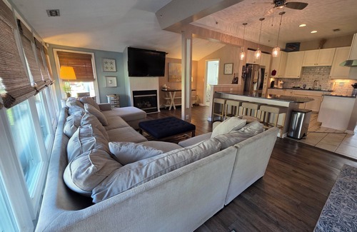 North Beach Casa | Neon Moon Beach Cottage a Tranquil 2-bedroom house in North Beach