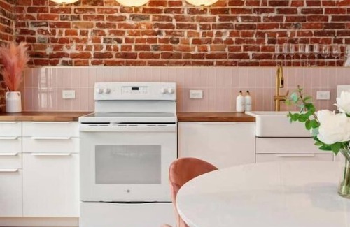 Golden Triangle Apartamento | Neon Swan Art Suite 206