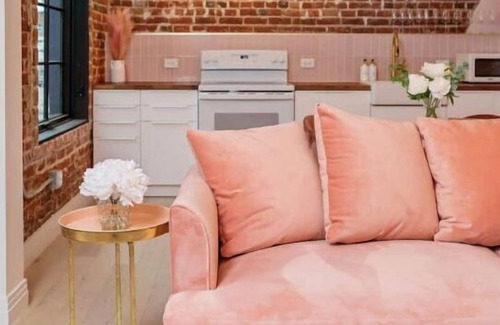 Golden Triangle Apartamento | Neon Swan Art Suite 206