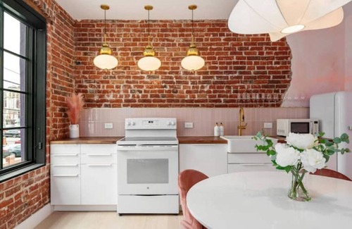 Golden Triangle Apartamento | Neon Swan Art Suite 206