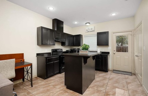 Pharr Apartamento | Nest at Hummingbird 3 w King bed free parking Patio