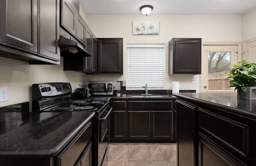 Pharr Apartamento | Nest at Hummingbird 3 w King bed free parking Patio
