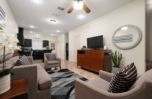 Pharr Apartamento | Nest at Hummingbird 3 w King bed free parking Patio
