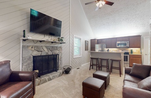 Hiawassee Cabina | Nestled along tranquil creek, view of the valley, outdoor enthusiast's paradise