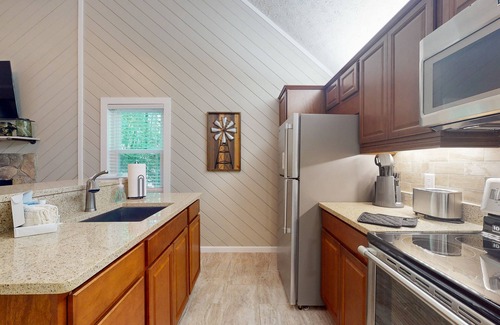 Hiawassee Cabina | Nestled along tranquil creek, view of the valley, outdoor enthusiast's paradise