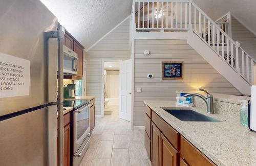 Hiawassee Cabina | Nestled along tranquil creek, view of the valley, outdoor enthusiast's paradise