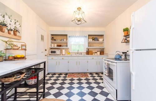 Harrodsburg Casa | Nestled amongst the site of Old Graham Springs is where you will find The Blue Cottage