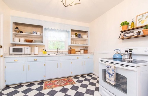 Harrodsburg Casa | Nestled amongst the site of Old Graham Springs is where you will find The Blue Cottage
