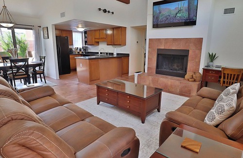 Tucson Condominio | Nestled at the base of the majestic Catalina Mountains, Sabino Serenity is a warm and welcoming two-bedroom, two-bath condo that blends the tranquility of Asian design with cozy, artistic touches.