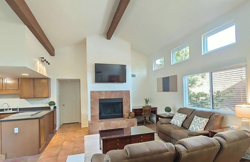 Tucson Condominio | Nestled at the base of the majestic Catalina Mountains, Sabino Serenity is a warm and welcoming two-bedroom, two-bath condo that blends the tranquility of Asian design with cozy, artistic touches.