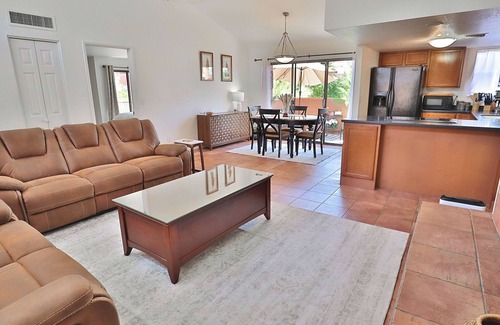 Tucson Condominio | Nestled at the base of the majestic Catalina Mountains, Sabino Serenity is a warm and welcoming two-bedroom, two-bath condo that blends the tranquility of Asian design with cozy, artistic touches.