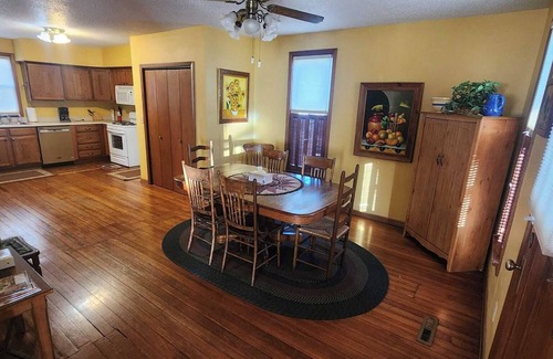 Charles City Casa | Ubicado en el corazón de la ciudad natal de Estados Unidos.