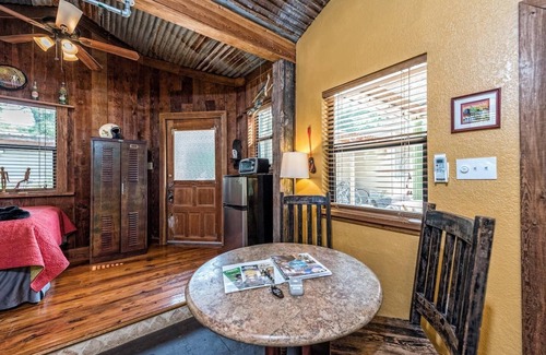 North Waco Cabaña | Alquiler de vacaciones en Waco Cottage Cameron Park