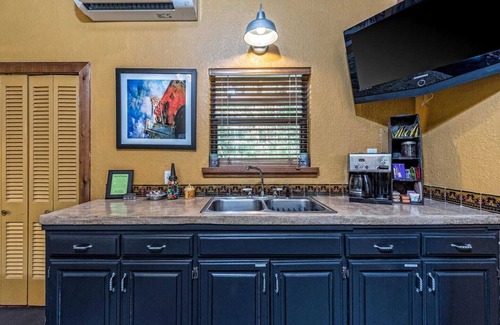 North Waco Cabaña | Alquiler de vacaciones en Waco Cottage Cameron Park
